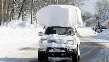 Vairuotojas patingėjo nukasti sniegą nuo savo automibilio stogo