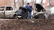 Donecke vyrai apžiūri per ap&scaron;audymus sugadintus automobilius