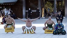 Sumo imtynininkai &bdquo;Meiji&ldquo; &scaron;ventykloje