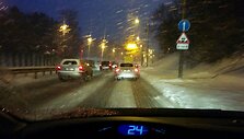 Atsargūs vairuotojai apsnigtoje Geležinio vilko gatvėje, Vilniuje.