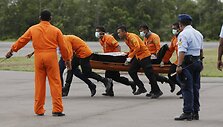 Ne&scaron;amas žuvusio &bdquo;AirAsia&ldquo; lėktuvo keleivio kūnas