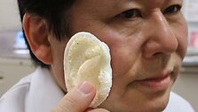 Tokijo universiteto ligoninės profesorius Tsuyoshi Takado laiko biologiniu 3D spausdintuvu pagaminta ausį.