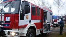 Gaisrinės prie daugiabučio