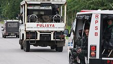 Filipinų policija i&scaron;veža žuvusių kolegų kūnus