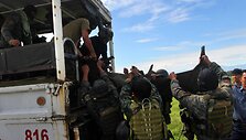 Filipinų policija i&scaron;veža žuvusių kolegų kūnus