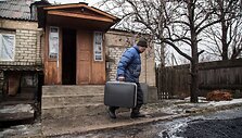 Donecko regione vyras palieka savo namus.