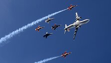 &Scaron;veicarijos oro pajėgų akrobatų komandos &bdquo;Patrouille Suisse&ldquo; lydimas lėktuvas &bdquo;Airbus A320&ldquo; 