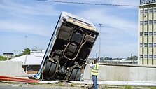Johanesburge nuo tilto nulėkęs autobusas 