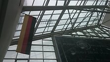 Prekybos centre &bdquo;Europa&ldquo; sudužo stiklo konstrukcija, sumontuota prie laiptų turėklo.