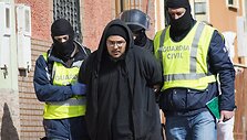 Policijos vedamas asmuo, įtariamas verbavimu į islamistų kovotojų grupuotes.