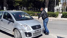Civiliais drabužiais apsirengę Tuniso policininkai sustadbė automobilį prie Bardo muziejaus