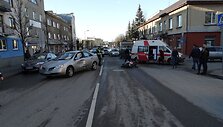 Mopedo &bdquo;Aprilia RS50&ldquo; ir automobilio &bdquo;Nissan Primera&ldquo; avarija Alytuje