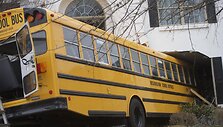 Pensilvanijoje mokyklinis autobusas įlėkė į namą.