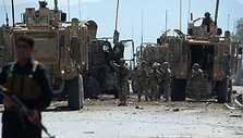 Afganistane savižudis sprogdintojas taikėsi į NATO automobilių koloną.