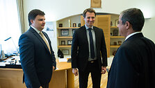 Kra&scaron;to apsaugos viceministras Ramūnas Velička, KA ministerijos kancleris Tomas Gražiūnas ir Izraelio ambasadorius Amiras Maimonas