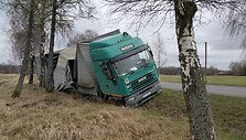 &Scaron;ilutės rajone nuo kelio nuvažiavęs sunkvežimis
