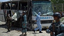 Kabule mirtininkas detonavo bombą prie vyriausybinio autobuso