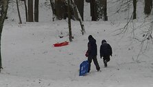 Vaikai džiaugiasi sniegu