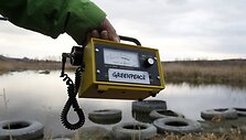 &bdquo;Greenpeace&ldquo; narys matuoja radiacijos lygį.