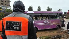 Nelaimės vietoje bandoma i&scaron;traukti autobusą