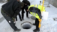 Darbuotojai ima vandens mėginius tyrimams