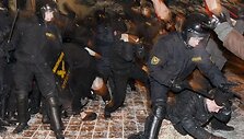 Milicijos pareigūnai tramdo protestuotojus