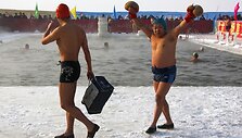 Plaukikas maudėsi su bokso pir&scaron;tinėmis