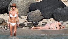 Karin Victoria Silvstedt nufotografuota netoli apkūnios moters
