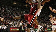 LeBroną Jamesą (su kamuoliu) bando sulaikyti Dante Cunninghamas i&scaron; Portlando &bdquo;Trail Blazers&ldquo;