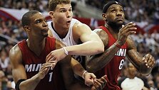 Chris Bosh, Blake'as Griffinas ir LeBronas Jamesas kovoja dėl at&scaron;okusio kamuolio