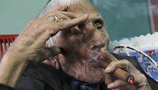 Ignacio Cubilla Banosas rūko cigarą