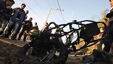 Palestiniečiai apžiūri Mohamedo al-Najjaro sunaikintą motociklą