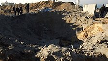 Didžiulė duobė likusi po raketos sprogimo
