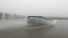 Automobilis važiuoja apsemtu keliu