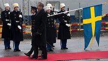 Estijos prezidentas Toomas Hendrikas Ilvesas žingsniuoja raudonu kilimu