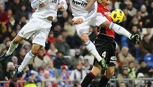 Ricardo Carvalho, Sergio Ramosas ir Ivanas Ramisas kovoja dėl kamuolio