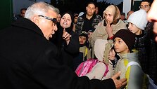 Mokyklos direktorius kalbasi su mokinių tėvais
