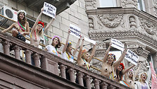 Apsinuoginusios protestuotojos