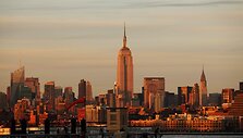 &bdquo;Empire State&ldquo; pastatas (centre)