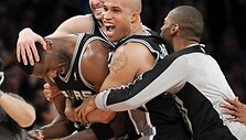 Antonio McDyessasą (kairėje) sveikina komandos draugai