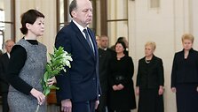 Atsisveikinti su poetu J.Marcinkevičiumi atvyko premjeras Andrius Kubilius su žmona Rasa.