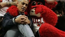 Rahmas Emanuelis su Čikagos &bdquo;Bulls&ldquo; talismanu