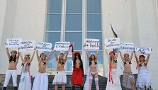 &bdquo;Femen&ldquo; merginų protestas prie santuokų rūmų Kijeve