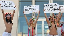 &bdquo;Femen&ldquo; merginų protestas prie santuokų rūmų Kijeve