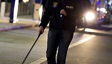 Policininkas su metalo detektoriumi