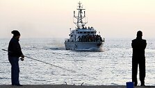 Su migrantais atplaukiantis laivas