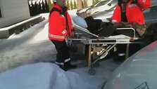Ant ne&scaron;tuvų gulinti dainininkė Mia