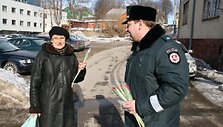 Pro &scaron;alį ėjusi moteris taip pat buvo pasveikintas policijos pareigūno.
