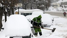 Vyras kasa sniegą.