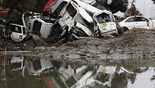 Cunamio bangos sune&scaron;ti automobiliai.
